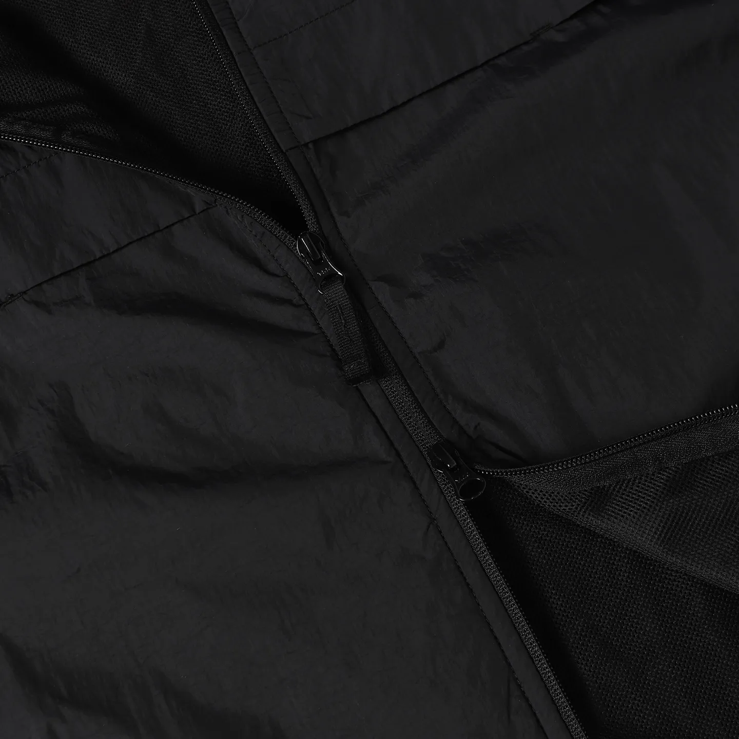 P360 STONE ISLAND black metal nylon jacket Lapel zipper design Breathable mesh inside Made of customized metal nylon fabric Cost is quite high Y-shaped cross-section Fastness level 3 or above Windproof, anti-splash, anti-static Garment dyeing technology gives a unique light metallic luster Simple and elegant design Compass mark on the left chest Left sleeve logo Uniform for men and women Suitable for daily commuting Size: S M L XL